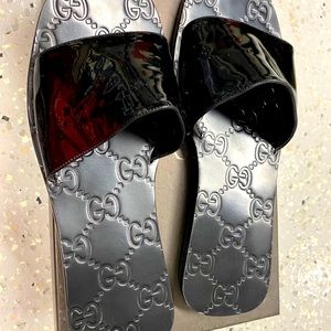 Gucci patent pool GG slides flats 7